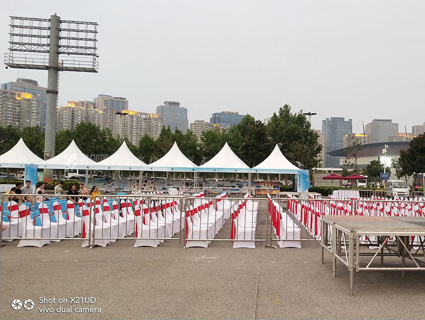 易燃易潮的物品可以放在由郑州尖顶篷房租赁出租公司搭建的篷房里面吗？