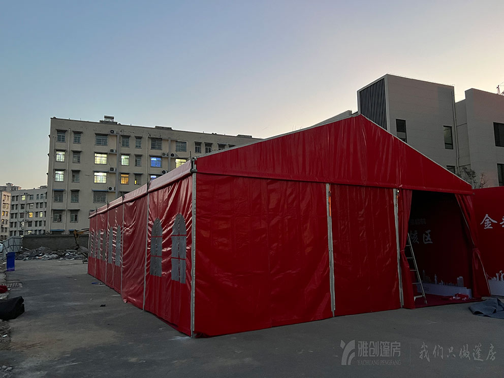 安阳篷房租赁厂家已经搭建好了一座红色篷房