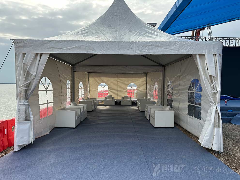 安阳篷房租赁搭建的户外尖顶篷房可以搭配地毯