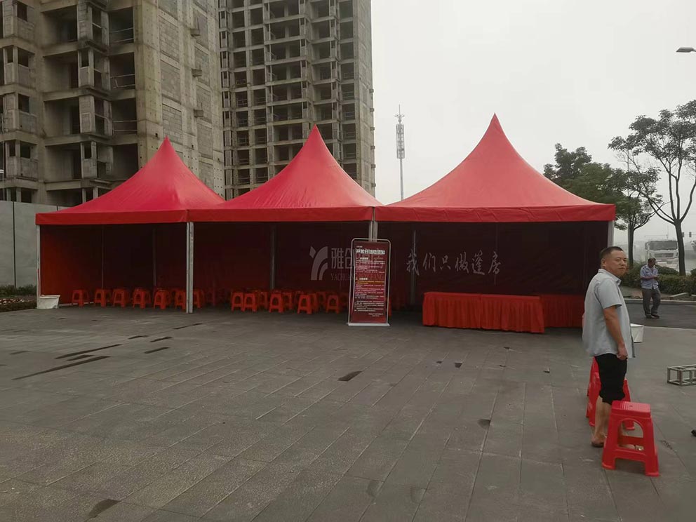 安阳篷房厂家搭建的红色尖顶异常醒目