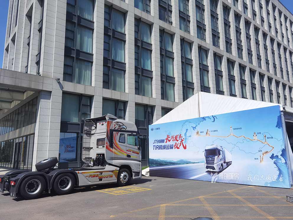 新乡篷房出租打造发车仪式亮点，顶幔装饰更显雅致