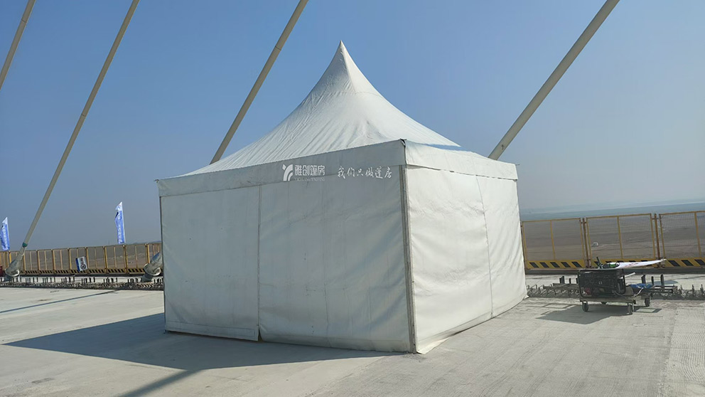 郑州篷房租赁厂家搭建两座白色尖顶篷房