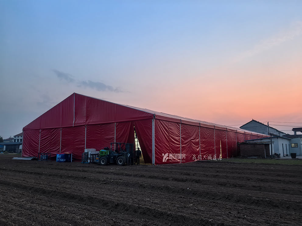安阳篷房租赁搭建田园红色婚礼篷房出租现场