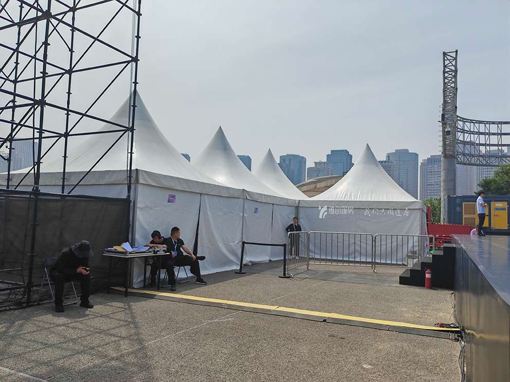 郑州篷房租赁助力搭建艺人休息尖顶篷房